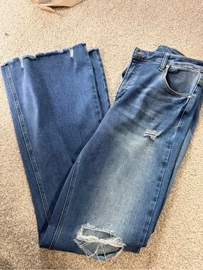 Frayed Hem Wide-Leg Jeans in Medium Blue